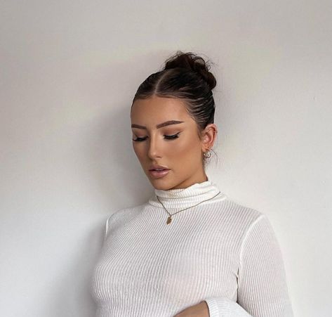 Slik Hairstyles Bun, Slik Hairstyles Back, Hairstyles With A Turtleneck, Girl Boss Hairstyle, Curly Hairstyles With Turtlenecks, Hair Styles For Turtle Neck Top, Slik Low Bun Hairstyles, Hairstyles With Turtlenecks, Slik Bun Styles