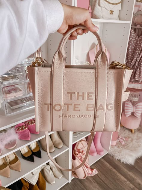 New Purses 2022, Best Luxury Bags 2022, 2023 Luxury Bag, The Tote Bag Leather Marc Jacobs, Cute Luxury Bags, Trendy Purses 2023, Things To Put In Your Purse, Leather Marc Jacobs Tote Bag, The Tote Bag Outfit