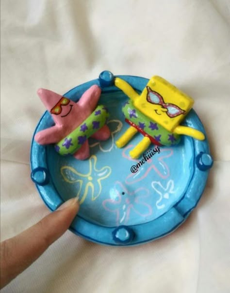 Ceramic Ashtray Aesthetic, Spongebob Ceramics, Spongebob Clay Art, Clay Spongebob, Spongebob Clay, Diy Ashtray, Sponge Bob And Patrick, Bob And Patrick, Clay Idea