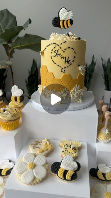 Bee Gender Reveal Party Cake, Honey Bee Gender Reveal Cake, What Will It Bee Gender Reveal Cake, Honey Bee Cake Ideas, What Will Baby Bee Cake, Gender Reveal Ideas Bee Theme, What Will It Bee Gender Reveal, Bee Gender Reveal Cake, What Will It Bee Cake