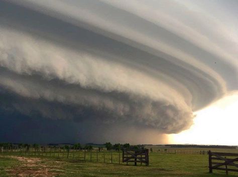 Tornado Pictures, Supercell Thunderstorm, Crazy Pictures, Weather Science, Cloud Formations, Storm Chasing, Storm Photography, Wild Weather, Moon Clouds