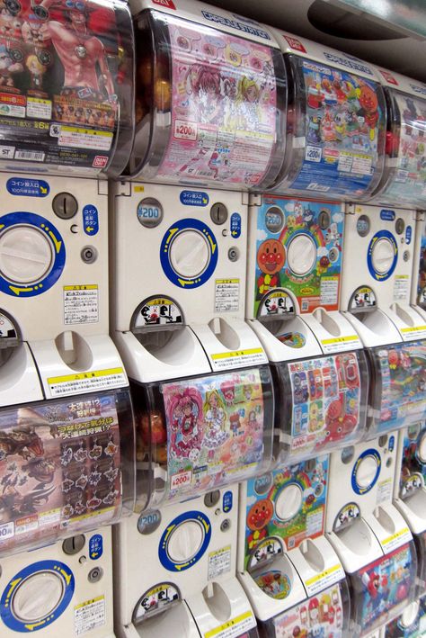 Gashapon are a "coin for a toy" vending machine that are better quality than what we get here. You can get almost anything too; like mini folding chairs. Toy Vending Machine, Monte Fuji, Go To Japan, Japan Aesthetic, Aesthetic Japan, Folding Chairs, Colorful Background, Japanese Aesthetic, Vending Machine