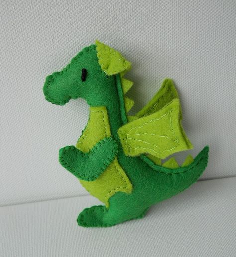 miniature felt dragon by Treacher Creatures, via Flickr. Would be so cute as a rattle! Homemade Stuffed Animals, Kawaii Dragon, Felt Dragon, Baby Mobil, Felt Animal, Dragon Crafts, Dragon Toys, Felt Food, Felt Patterns