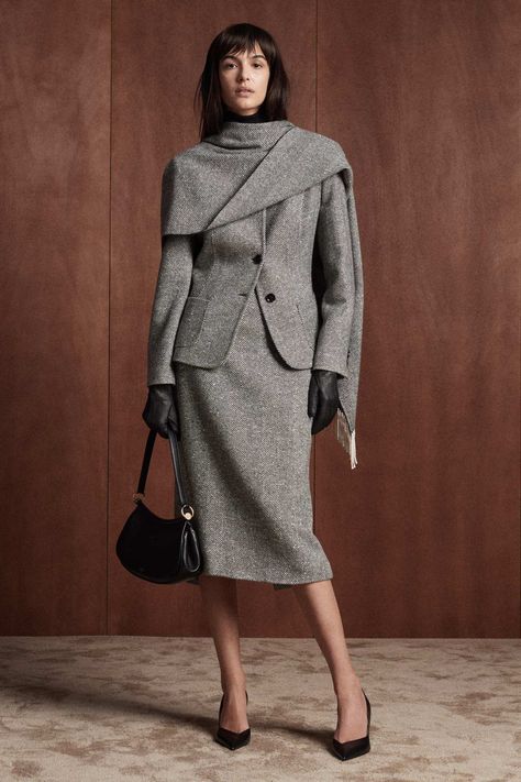 Kiton Fall 2024 Ready-to-Wear Runway, Fashion Show & Collection Review [PHOTOS] Office Suit For Women, Macrame Projects For Beginners, Milan Runway, Easy Diy Macrame, Diy Macrame Projects, Mood 2024, Macrame For Beginners, Winter Office, Office Suit