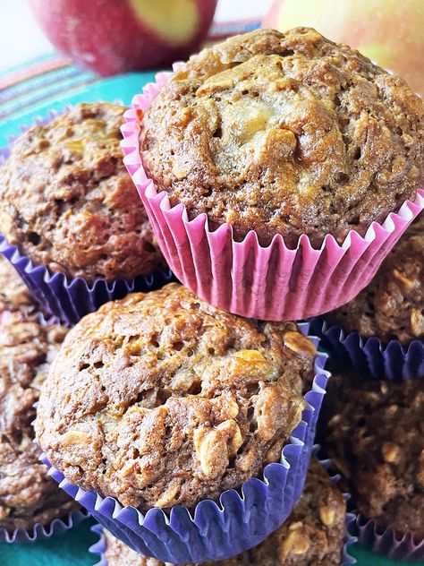 Close up of an applesauce muffin on top of a huge stack of them, sitting next to an apple. Applesauce Banana Muffins, Banana Applesauce Muffins, Easy Applesauce, Slow Cooker Applesauce, How To Make Applesauce, Applesauce Muffins, Easy Breakfast Ideas, Banana Muffin Recipe, Homemade Muffins