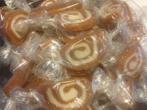 Want to wow your friends with these delicious caramel cremes?  Get the tutorial and recipe here. Carmel Recipe, Homemade Caramel Candy, Creme Recipe, Caramel Candies Recipe, Homemade Caramel Recipes, Homemade Caramels, Buckeyes Recipe, Vanilla Cream Filling, Caramel Recipe