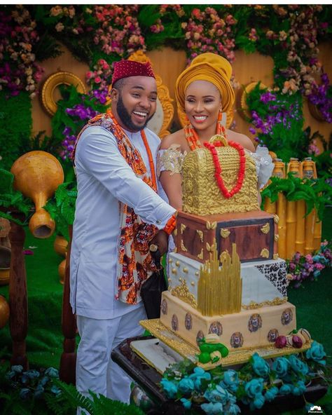 Igbo Traditional Wedding, Extravagant Wedding Cakes, Chef Cake, Igbo Bride, Nigerian Traditional Wedding, Igbo Wedding, Dinner Gown, Traditional Wedding Cakes, Traditional Wedding Cake