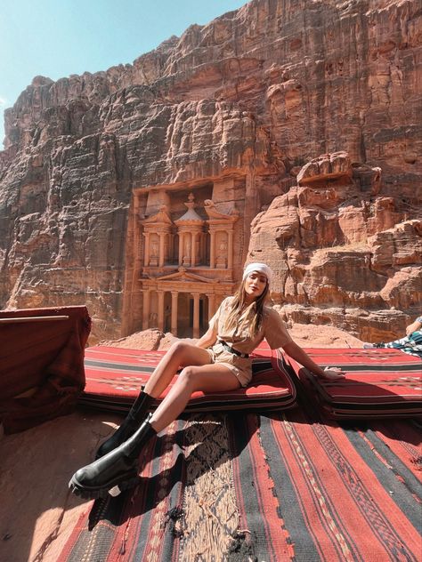 Wadirum Jordan Outfit, Petra Photo Ideas, Jordan Travel Outfits, Petra Jordan Outfit, Petra Outfits Jordan, Wadi Rum Outfit, Sharm El Sheikh Outfit, Sharm Sheikh, Petra Outfits