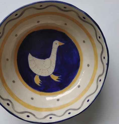 Paint Ceramic Bowl Ideas, Chicken Pottery Painting, Pottery Painting Dish Ideas, Blue Ceramic Plates, Painted Ceramic Bowls Ideas, Duck Pottery Painting, Unique Pottery Painting Ideas, Paint Your Own Pottery Bowl, Painted Pottery Plates Ideas