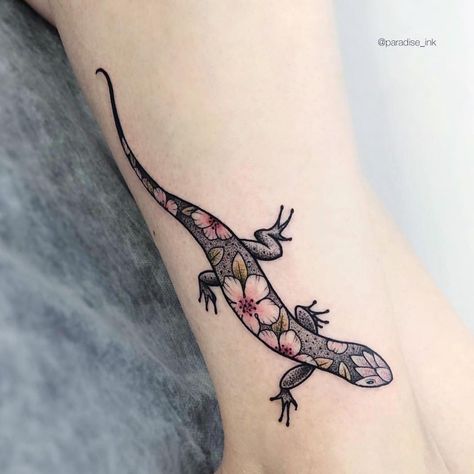 Hawaiian Gecko Tattoo, Two Headed Lizard Tattoo, Aumakua Tattoo, Lizard Flower Tattoo, Anole Lizard Tattoo, Lizard Tattoo Cute, Gecko Tattoo For Women, Lizard Tattoo Ideas, Salamander Tattoo