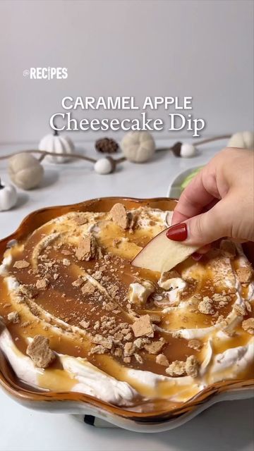 Apple Cheesecake Dip, Caramel Apple Cheesecake Dip, Krolls Korner, Apple Dip Recipe, Dessert Dip, Bon Appetite Recipes, Sliced Apples, Caramel Apple Cheesecake, Apple Cheesecake