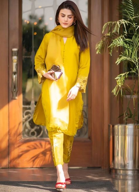 Aroob Jatoi, Simple Shirt Design, Classical Conditioning, Pak Actress, Desinger Dresses, Affan Waheed, Simple Dress Casual, Eastern Dresses, Girls Designer Dresses