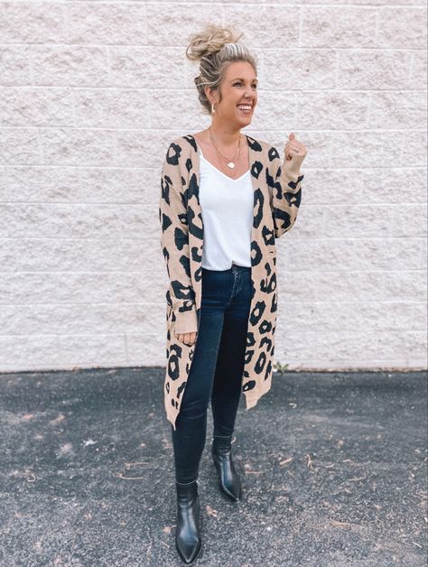 Duster Cardigan Outfit Winter, Cheetah Cardigan Outfit, Leopard Print Cardigan Outfit, Print Cardigan Outfit, Outfit With Long Cardigan, Cardigan Outfit Work, Duster Cardigan Outfit, Leopard Cardigan Outfit, Duster Outfit