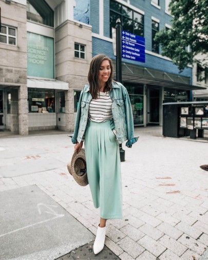 wide leg mint pants cropped, white booties, denim jacket, striped long sleeve tee, fall outfit idea Mint Skirt Outfit, Mint Pants Outfit, Spring Work Attire, Style Wide Leg Trousers, Pretty In The Pines, Spring Creative, Mint Pants, Mint Skirt, Unique Outfit Ideas