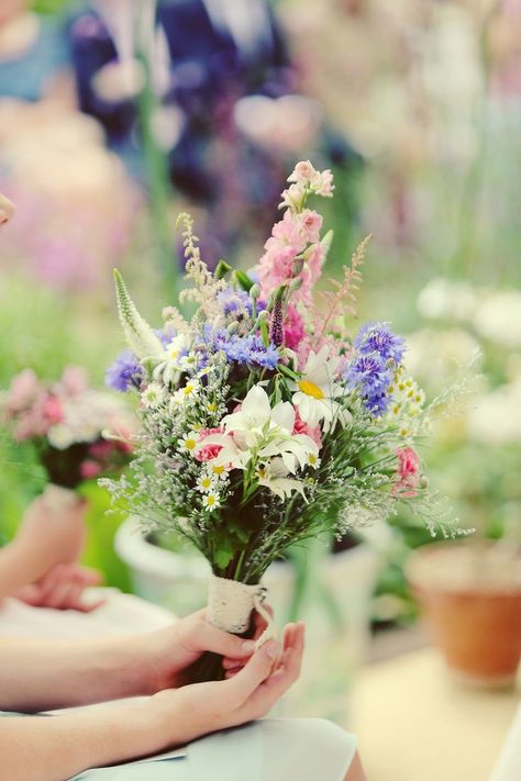 English Garden Flowers Wedding, Cottage Garden Bouquet, English Garden Bouquet, Cottage Garden Wedding Flowers, English Cottage Wedding, Spring Wedding Bouquets Pink, English Garden Wedding Theme, Cottage Garden Wedding, English Picnic