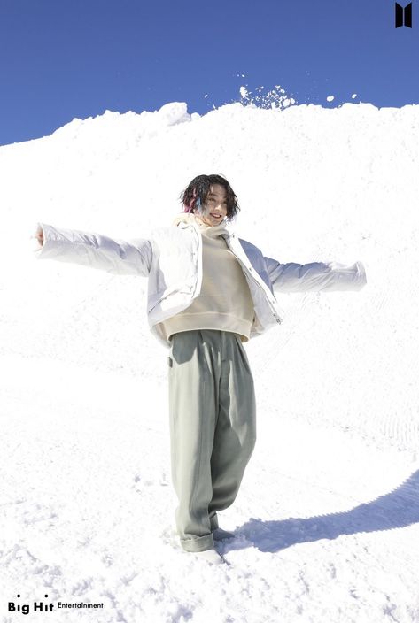 Jungkook Style, Jungkook Dance, Bts Maknae Line, All Black Fashion, Winter Photoshoot, Snow Angels, Winter Wallpaper, Jungkook Aesthetic, Worldwide Handsome