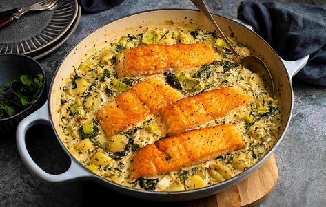 This creamy salmon recipe is made in one pan and can be served in less than 35 mins. Includes leeks, potatoes and spinach for a complete meal Sausage Tray Bake, Potatoes And Spinach, Creamy Salmon, Salmon Spinach, Pork Meatballs, Chicken With Olives, Baked Chicken Thighs, Salmon Recipe, Salmon Fillets