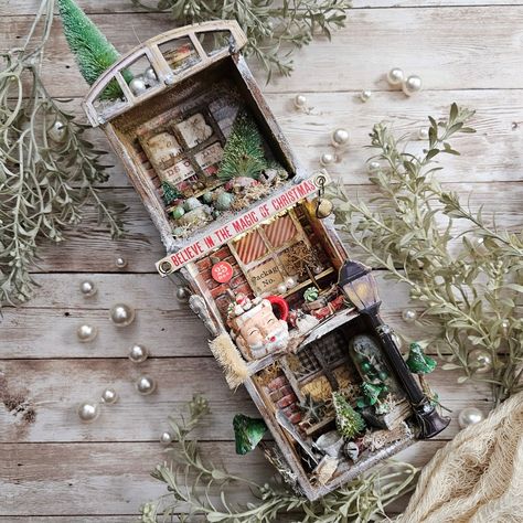 🅻🆄🅸🆂🅴 🅷🅴🅸🅽🆉🅻 JUNK JOURNAL ART (@luiseheinzl) • Instagram photos and videos Tim Holtz Christmas, Christmas Vignette, Matchbox Crafts, Winter Centerpieces, Christmas Idea, Santa Mugs, Jolly Santa, Christmas Backdrops, Bottle Brush Trees