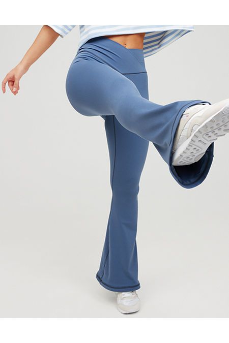 THE LOOK: Smooth with a matte finish. Flare./THE FEEL: Ultra-light & buttery-soft. Barely-there second skin./THE MOVES: Your everyday, on-the-go routine./Accessibility deets: port accessible and tagless label to minimize irritation & maximize comfort Aerie Leggings, Bday Gifts, Boot Cut Leggings, Aerie Real, Flare Legging, Offline By Aerie, Flared Leggings, Jeans Mom, High Waisted Flares