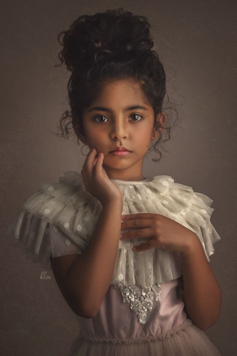 Photograph or painting? Or both?  © Holly Lund 2019 Kids Portrait Ideas, Kid Portrait, Painted Portraits, Children Portraits, Fine Art Portrait Photography, Children Photography Poses, Fine Art Portraiture, Fine Art Portraits, Childrens Photography