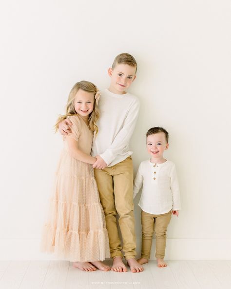 Siblings Studio Photography, Personality Pictures Kids, Sibling Shoot, What To Wear Photoshoot, Sister Shoot, 3 Siblings, Gray Backdrop, Studio Family Portraits, Studio Wardrobe