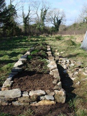 i really like these stone beds Stone Raised Beds, Ideas Terraza, Stone Plant, Vegetable Garden Raised Beds, Building A Raised Garden, Potager Garden, Garden Area, Stone Walls, Wall Garden