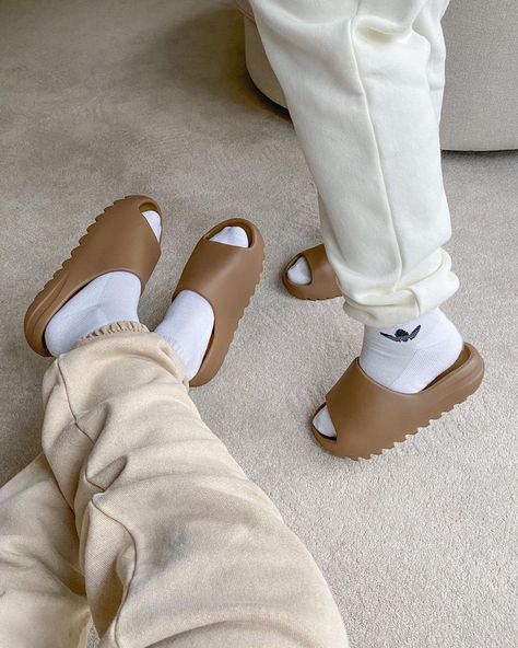 Yeezy Slides Outfit, Yeezy Outfit, Slides Outfit, Mens Yeezy, Yeezy Slides, Fresh Shoes, Flat Slipper, Hype Shoes, Swag Shoes