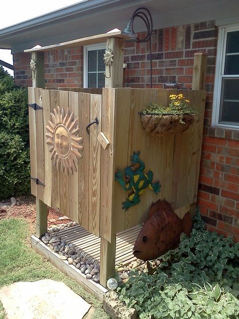 Outdoor shower Poolside Decorating Ideas, Outside Showers, Outdoor Shower Enclosure, Outdoor Shower Diy, Poolside Decor, Outdoor Bathroom Design, Garden Shower, Outdoor Bath, Small Woodworking Projects