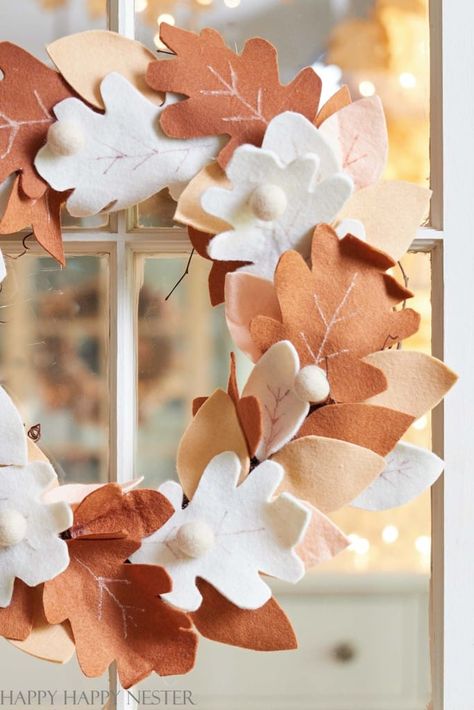 Diy Fall Wreath Easy, Felt Autumn Wreath, Diy Autumn Wreaths, Felt Leaves Diy, Fall Felt Wreath, Fall Felt Crafts, Felt Wreaths, Thanksgiving Crafts Decorations, Paper Flower Wreaths