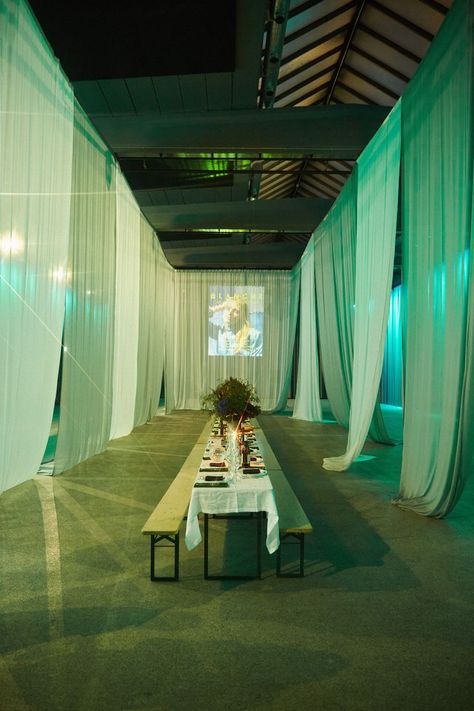 Drapes Party Decor, Interior Design Installation, Light Installation Interior, Fashion Show Venue Ideas, Creative Dinner Party Ideas, Drape Installation, Linen Installation, Party Installation, Tent Installation