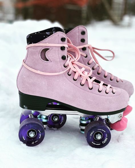 Moonlight Roller Skates, Vida Aesthetic, Pink Roller Skates, Photo Screen, Roller Workout, Roller Skates Vintage, Retro Roller Skates, Skate Gif, Roller Skate Shoes