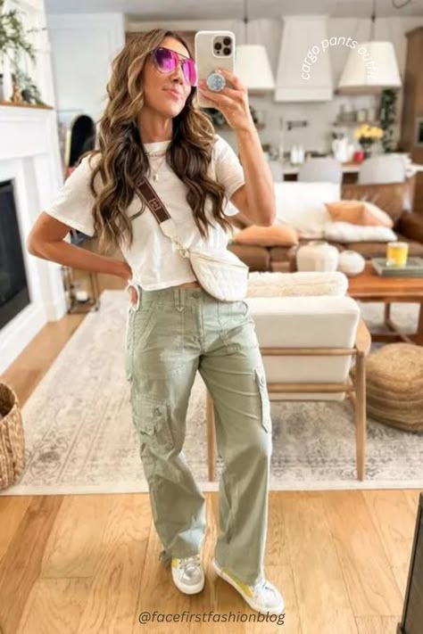 Cargo Pants Outfit for Women. Casual Outfits for Moms. How To Wear Cargo Pants Women, Streetwear Fashion Cargo Pants, Cargo Jeans Outfit Women, Pants Outfit For Women, Outfit For Women Casual, What To Wear With Cargo Pants, Cargo Outfits Women, Cargo Pants Women Outfit, Green Cargo Pants Outfit