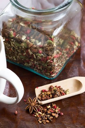 DIY Autumn Herbal Tea Blend - Tastes like fall in a cup! Also perfect for a homemade Christmas gift! | wickedspatula.com Tea Blends Recipes, Homemade Christmas Gift, Homemade Tea, Herbal Teas Recipes, Winter Tea, Tea Diy, Herbal Tea Blends, Spice Tea, Herb Tea