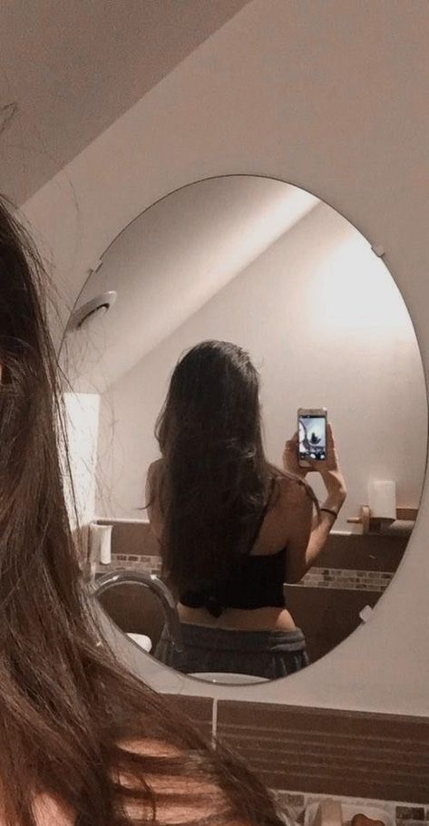 Berry Avenue Pfp Brown Hair, Brunette Mirror Selfie No Face, Long Hair Mirror Pic, Brown Hair No Face, Brown Hair Pics, Brown Hair Girl Snaps, Brunette Girl Faceless, Long Hair From Behind, Brown Hair Mirror Pic