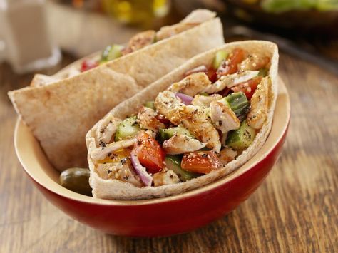 Healthy Sandwich Tips for Your Low Cholesterol Diet #cholesteroldietplans Greek Chicken Pita, Pita Pocket Recipes, Lower Cholesterol Diet, Chicken Pita, Pita Sandwiches, Sandwich Wrap, Pita Pockets, Low Cholesterol Diet, Slow Cooked Chicken