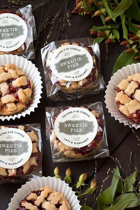 50 Edible Wedding Favors Your Guests Will Love Pie Favors, Pie Wedding, Homemade Limoncello, Mini Torte, Baking Packaging, Dessert Packaging, Edible Wedding Favors, Homemade Pickles, Bakery Packaging