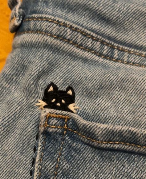 Embroidery Jean Pocket Ideas, Cute Stitches On Clothes, Pretty Embroidery Designs, Jeans Back Pocket Embroidery, Embroidered Jeans Diy Simple, Cute Small Embroidery, Custom Diy Ideas, Punk Embroidery Ideas, Unique Embroidery Ideas