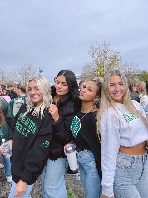 college tailgate football outfit inspo picture inspo green outfit Green Tailgate Outfit, College Tailgate, College Tailgating, Football Outfit, College Football Games, Tailgate Outfit, Football Outfits, Green Outfit, Football Game