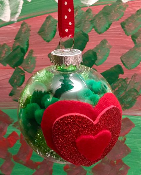 Grinch ornament "His heart grew three sizes that day!" Grinch Goodies, Grinch Heart Grew, Grinch Birthday, Grinch Tree, Grinch Heart, Grinch Ornament, Felt Ornaments Diy, School Holiday Party, Etching Ideas