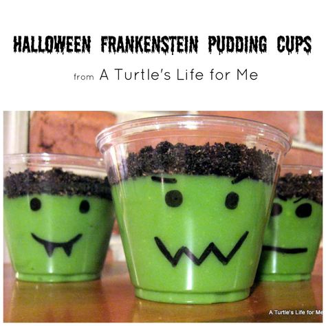 These Halloween pudding cups could not be easier to make! Halloween Food Crafts, Halloween Treats To Make, Recetas Halloween, Easy Halloween Party, Kid Friendly Halloween, Classroom Treats, Halloween Treats Easy, Pudding Cups, Adornos Halloween