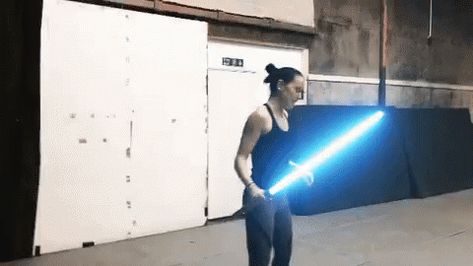 Lightsaber Choreography, Lightsaber Gif, Lightsaber Training, Rey Lightsaber, Star Wars Gif, Sabre Laser, Rey Star Wars, Daisy Ridley, Star Wars Film