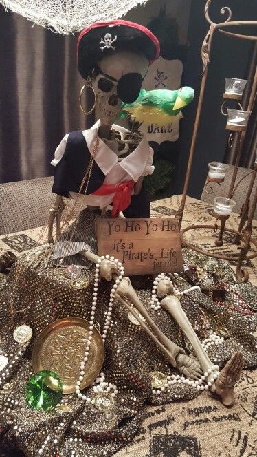 Pirates Centerpieces Ideas, Pirate Table Centerpieces, Pirate Photo Booth Backdrop, Pirate Office Decor, Pirate Theme Crafts, Pirate Centerpiece Ideas, Pirate Tablescape, Gasparilla Decorations, Gasparilla Decor