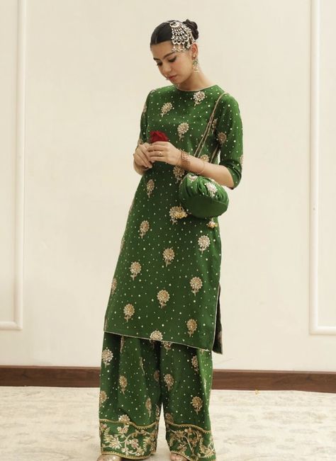 Elegant Green Lawn Suit With Dabka Work, Green Outfit Pakistani, Dark Green Pakistani Suit, Green Colour Pakistani Dresses, Dholki Outfit, Beauty Bone, Velvet Pakistani Dress, Ayeza Khan Green Dress, Bridal Suits