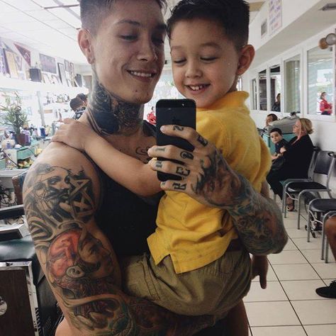 Christian Heria tattoo and son Half Sleeve Tattoos Wolf, Chris Heria, Guys Tattoos, Tattoos For Women Half Sleeve, Street Workout, Boyfriend Goals, Beauty Tattoos, Fitness Coach, Calisthenics