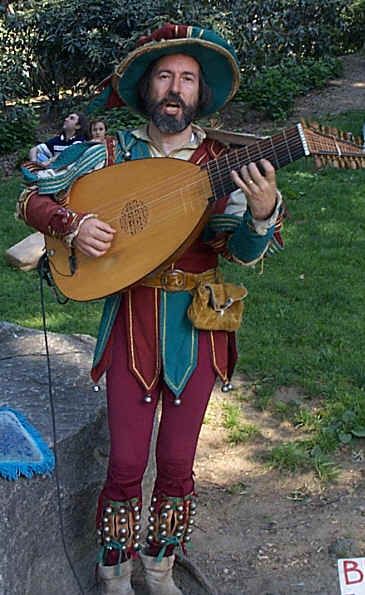 Bard Costume Men, Medieval Circus, Bard Costume, Medieval Musician, Bard Outfit, Medieval Theatre, Medieval Jester, Minstrel Show, Drag Queen Costumes