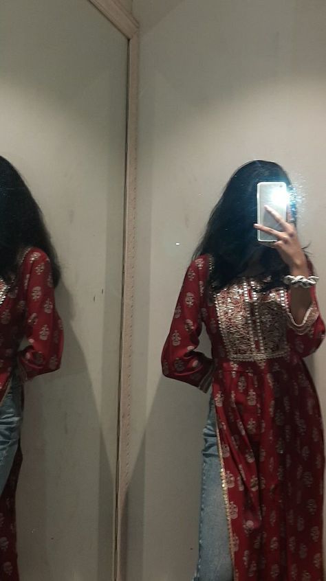 Flashy Kurti Mirror Selfie, Kurti Selfie Poses, Normal Kurti, Kurta Poses, Anna And The French Kiss, Traditional Indian Dress, Fits Aesthetic, Desi Fashion Casual, Fancy Wedding Dresses