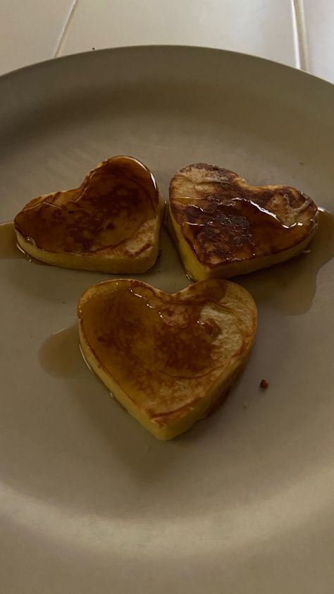 low cal heart food pancake breakfast Heart Shaped Pancakes Aesthetic, Heart Shape Pancakes, Heart Pancakes, Heart Shaped Pancakes, Valentines Aesthetic, Pancake Shapes, Sweet Snacks Recipes, Breakfast Pancakes, Valentine Treats