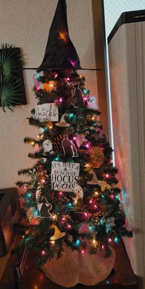 Hocus Pocus Tree, Hocus Pocus Christmas, Fall Christmas Tree, Halloween Christmas Tree, Halloween Trees, Hocus Pocus, Jack Skellington, Decorating Tips, Fall Halloween