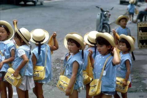 Japan... structured society begins at an early age... by school age, children already understand the importance of respect Japanese Kindergarten Uniform, Japanese Kids, Nara Japan, Japanese Lifestyle, Japanese School, School Children, School Age, Japanese Culture, Field Trip