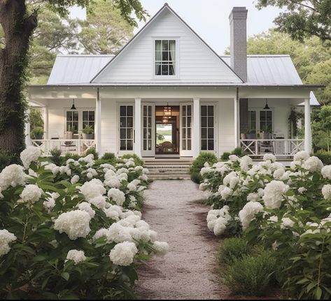 Southern Cottage, Cottage Exterior, Casas Coloniales, Casa Exterior, White Cottage, Farmhouse Exterior, Cottage Design, Horse Stuff, Dream House Exterior